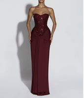 Robe de soirée élégante sans bretelles et sans manches, ajustée, blanche longue, drapée avec liens, ornée de détails brillants, pour femme
