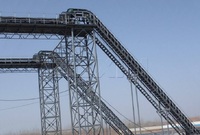 Bande transporteuse en caoutchouc à parois ondulées inclinées personnalisées avec crampons, durable, à haute inclinaison, pour l'exploitation minière et les ports de charbon