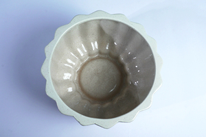 Stoneware <b>Ceramic</b> Japandi Eco-Friendly Tabletop <b>Vase</b> Matte White Scalloped Edge Minimalist Design 19cm X 13cm Exquisite Durable - Product Image 4