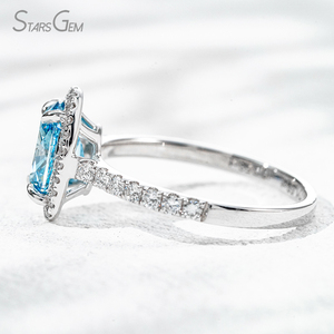 Anillo de Compromiso RST de Oro Blanco de 18K con Diamante Azul de Laboratorio de 1.5ct en Forma Ovalada y Halo - Product Image 3