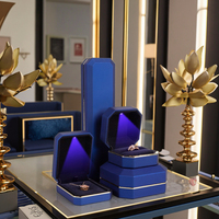 Boîte à bijoux octogonale de luxe avec éclairage LED, faite à la main, avec logo personnalisé, estampage à chaud doré, emballage en cuir et plastique pour bagues et pendentifs