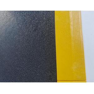 Baldosas industriales de enclavamiento de PVC a prueba de aceite, superficie antideslizante para garaje y talleres de reparación - Product Image 2