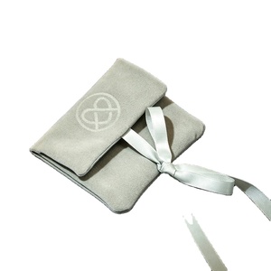 Pochette à bijoux en velours avec logo personnalisé, faible MOQ, pochette d'emballage en daim avec rembourrage, fabriquée en Chine - Product Image 1
