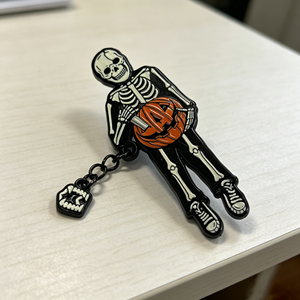 Spilla da bavero in metallo personalizzata, in smalto morbido, con catena, che si illumina al buio, a tema <span class=keywords><strong>horror</strong></span> anni '80, nera, per giacca, decorazione di Halloween - Product Image 4