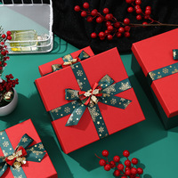 Boîte cadeau rouge avec ruban flocon de neige, nœud superposé et décoration clochette pour cadeaux de fêtes, coffrets cadeaux et présentation en magasin