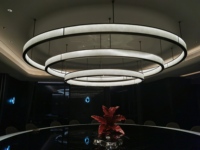 Lustre LED moderne de luxe à 3 anneaux pour hall d'hôtel et salon de villa, taille et finition personnalisables