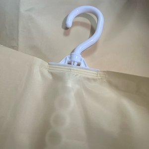 Kit <span class=keywords><strong>de</strong></span> sacs <span class=keywords><strong>de</strong></span> rangement à <span class=keywords><strong>compression</strong></span> sous vide en tissu haute capacité <span class=keywords><strong>avec</strong></span> 5 anneaux <span class=keywords><strong>de</strong></span> suspension et joint à glissière pour suspendre les vêtements - Product Image 6