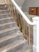 Rampe d'escalier de luxe en alliage aluminium-magnésium avec balustres en verre coloré dégradé et mâtillons métalliques pour villa