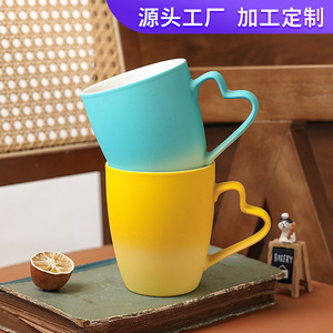 Tasses à café en céramique dégradées avec anse en forme de cœur en porcelaine, cadeau pour filles, avec design en glaçure dégradée - Product Image 4