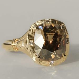 Bague en or 18 carats avec diamant de laboratoire marron fantaisie taille coussin VVS DEF 5 carats, personnalisée, par ANSTER Fine Jewelry, certifiée IGI, design unique - Product Image 1