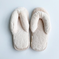 Vente en gros usine : Chaussons confortables à enfiler pour femmes, en fausse fourrure bleue, type claquettes de spa moelleuses pour dames
