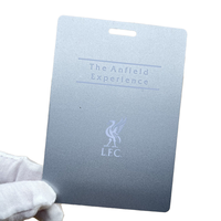 Carte d'Accès Personnalisée pour Événements Professionnels – Badge PVC RFID/NFC avec Estampage Holographique Or/Argent à Chaud