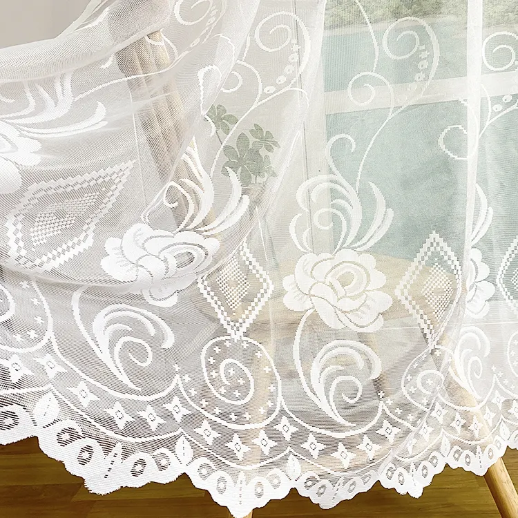 ผ้าม่านลายลูกไม้ทำจากโพลีเอสเตอร์สำหรับหน้าต่างในบ้านวัสดุม้วนหรูหราสีขาวสำหรับห้องนั่งเล่น