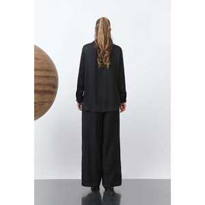 เสื้อเชิ้ตผ้าซาตินผู้หญิงสไตล์มินิมอลสีแดงเบอร์กันดีแขนยาวเนื้อผ้าบางใส่ได้ทุกวัน - Product Image 1