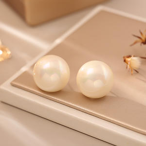 <span class=keywords><strong>Orecchini</strong></span> a perno dal design minimalista con perle bianche a forma di bocca di pesce, eleganti, alla moda, versatili e adatti per il commuting - Product Image 1