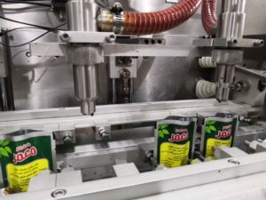 Empaquetadora automática Doypack de jugo de manzana, agua de coco, Té puro para beber, líquido, con pajita - Product Image 3