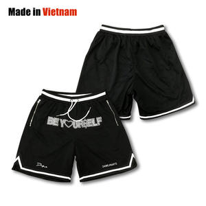 Shorts de sport respirants à séchage rapide, imprimés et brodés, style streetwear, tendance vintage personnalisée, unisexe, pour le basketball - Product Image 1