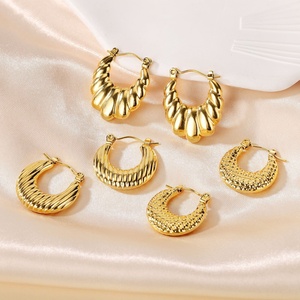 Pendientes de Aro de Oro de 18k PVD con Diseño de Mariposa y Flor, Hipoalergénicos, de Acero Inoxidable, para Mujer, Venta al por Mayor de Joyería Personalizada - Product Image 1