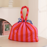Sac de toilette de voyage personnalisé en gros, écologique, rayé, rétractable, rembourré de duvet, tendance