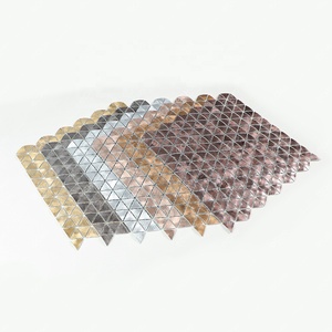 Carrelage mural triangulaire en mosaïque de mailles d'aluminium doré brillant effet gravité - Product Image 6