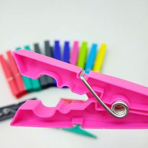 X527 Mini pinces décoratives colorées en plastique pour fête, pinces à linge en tissu, pinces à suspendre pour loisirs créatifs, pinces à papier photo, épingles à linge colorées en plastique - Product Image 3