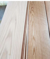 Marches et contremarches d'escalier en bois massif de chêne rouge, design multicouche durable, style moderne et minimaliste pour villas et duplex intérieurs