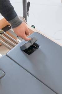 Reformer Pilates en bois d'érable de qualité professionnelle avec tour et ressorts réglables pour la rééducation et la physiothérapie - Product Image 2