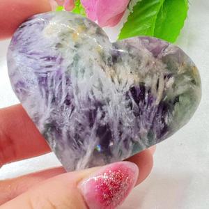 Venta al por mayor de piedras de cristal natural pulido en forma de corazón, piedra de palma tallada, corazón de fluorita con forma de pluma para regalo. - Product Image 6