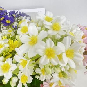 Bouquet di Margherite Artificiali Longstar Vibranti, Fiori Finti Multicolore con Foglie Verdi Realistiche, Artigianato Moderno Fatto a Mano - Product Image 3