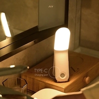 Lampe de nuit LED sans fil moderne mini rechargeable USB-C avec contrôle tactile à aspiration magnétique et variateur d'intensité pour armoire et mur