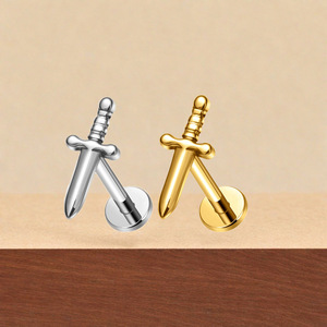 Clous d'oreille en titane en forme d'épée F136 en alliage de titane ASTM, bijoux pour piercing de cartilage - Product Image 3