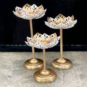 Juego de Urli Taj con pipa y pendi en la base, juego de 3 piezas de portavelas de loto, soporte de Urli de latón con pétalos perforados - Product Image 1