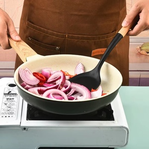 Ensemble d'ustensiles de cuisine antiadhésifs résistants à la chaleur avec manche en bois et ustensiles de cuisine en silicone pour la cuisine - Product Image 3