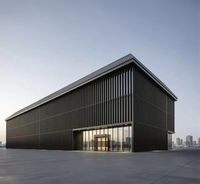 Edificio Comercial Prefabricado de Estructura de Acero con Rejillas Metálicas Verticales y Entrada de Vidrio