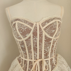 ชุดเดรสทรงเอไลน์แบบไทยประดับโบว์ผูกเอว สายคล้องไหล่ ป้องกันไฟฟ้าสถิตย์  เย็บผ้าลูกไม้โปร่งช่วงเอว - Product Image 3