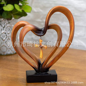 Adorno de Escritorio en Forma de Corazón, Resina, Dos Corazones Cruzados Colgantes, Decoración para Sala de Estar u Oficina - Product Image 1