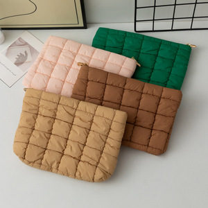Sac de maquillage personnalisé en forme de lettre Uionen, sac plissé uni à porter à la main, sac tendance à carreaux - Product Image 5