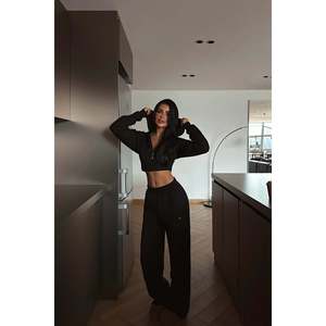 ชุดวอร์มไนลอนกันลมระบายอากาศได้ดีแบบมีซิปสีดำปรับแต่งได้ สไตล์วินเทจลำลองสำหรับฤดูใบไม้ร่วงฤดูหนาว ไซส์พลัส พิมพ์โลโก้ - Product Image 3