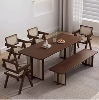 Ensemble table et chaises en bois massif, au design rétro et épuré. Banc long en bois massif. Table en bois massif.