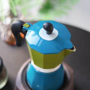 Cafetera Espresso Moka Express de Aluminio Portátil, Estilo Italiano, <span class=keywords><strong>para</strong></span> 3 Tazas, con Diseño Icónico y Combinación de Colores - Product Image 3