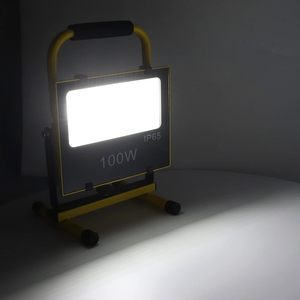 Projecteur LED 100W 1 Pack 9000LM 6500K Lumière du jour IP65 Étanche Rechargeable Projecteurs extérieurs pour terrain de sport, jardin, entrepôt - Product Image 2
