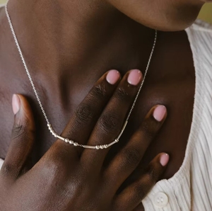 Collier personnalisé minimaliste en code Morse, chaîne en laiton plaqué <span class=keywords><strong>or</strong></span> avec nom personnalisé et message d'amitié caché, tendance - Product Image 2