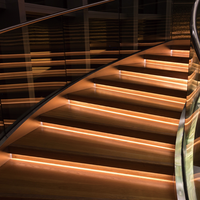Escalier en colimaçon en bois sur mesure, très populaire, pour petite résidence duplex