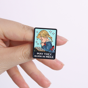 Ensemble de pin's en émail 'Fille priante créative' avec la citation 'Que leurs âmes brûlent en enfer', badge métallique élégant et drôle, accessoire de pin's de revers - Product Image 2