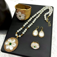 CH-LHN2103 Collier tendance pour femme avec pendentif en pierre turquoise naturelle et incrustation de cristal, vente en gros