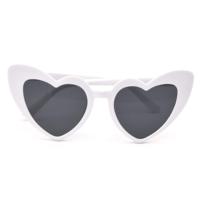 Vente en gros de lunettes de soleil 2024 de haute qualité, blanches et mignonnes pour femmes, avec cœur d'amour de luxe, lunettes d'été pour femmes