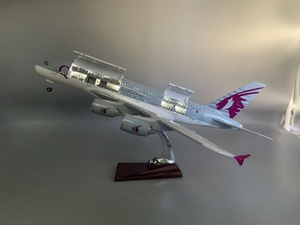 YIGUAN A380 Qatar Airways Modello di Aereo in Resina Termopolimerizzata Realistico con Doppia Porta, Luci e Ruote, Simulazione Statica, Oggetto da Collezione Artistico - Product Image 1
