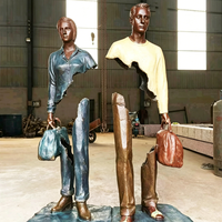 Sculpture de voyageur en bronze coulé creux sur mesure de grande taille avec valise pour projets hôteliers et aéroportuaires, fabricant de statues d'art moderne