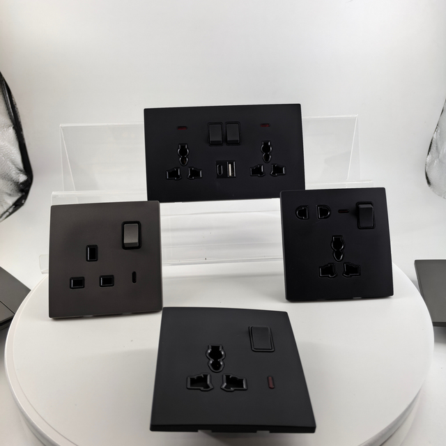 BS UK Standard Wholesale Price Skin Feel Black Switched Double 3 Pin Universal Socket with A+TYPE C Port