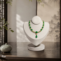 Présentoir à colliers en cuir PU FANXI, support de mannequin pour bijoux pour comptoir de vente au détail, texture lin, blanc / vert foncé